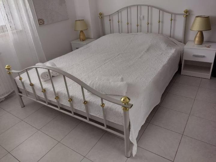 Villa Kadinela, 200M From Kamenjak, Huge Quiet Garden With Barbecue, 2 New Kitchens Premantura Bagian luar foto