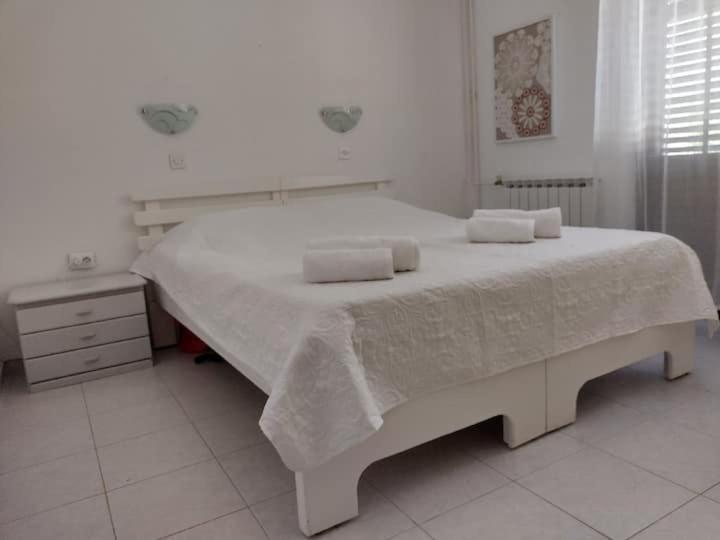 Villa Kadinela, 200M From Kamenjak, Huge Quiet Garden With Barbecue, 2 New Kitchens Premantura Bagian luar foto